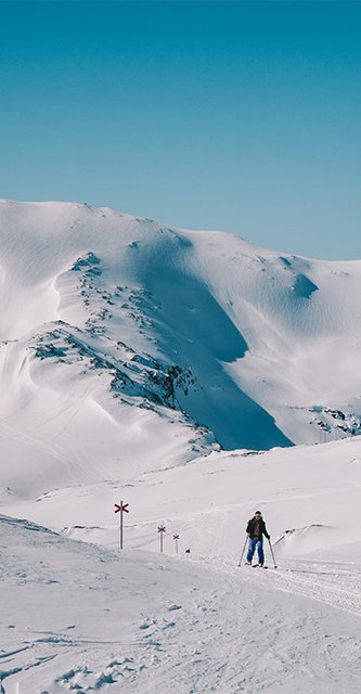 kvinna p&aring; turskidor p&aring; v&auml;g mot L&aring;ktatj&aring;kko Fj&auml;llstation
