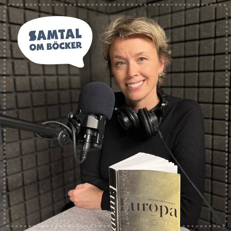 Programledare Lisa Tallroth med boken <i>Europa</i>.