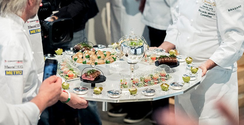 Fatservering. Fassone-nötfilé, kalvbräss, rostade sommargrönsaker och Sant Andrea-risragu. Foto: Viktor Fremling