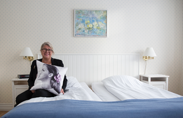 Lill-Babs hedras med eget hotellrum