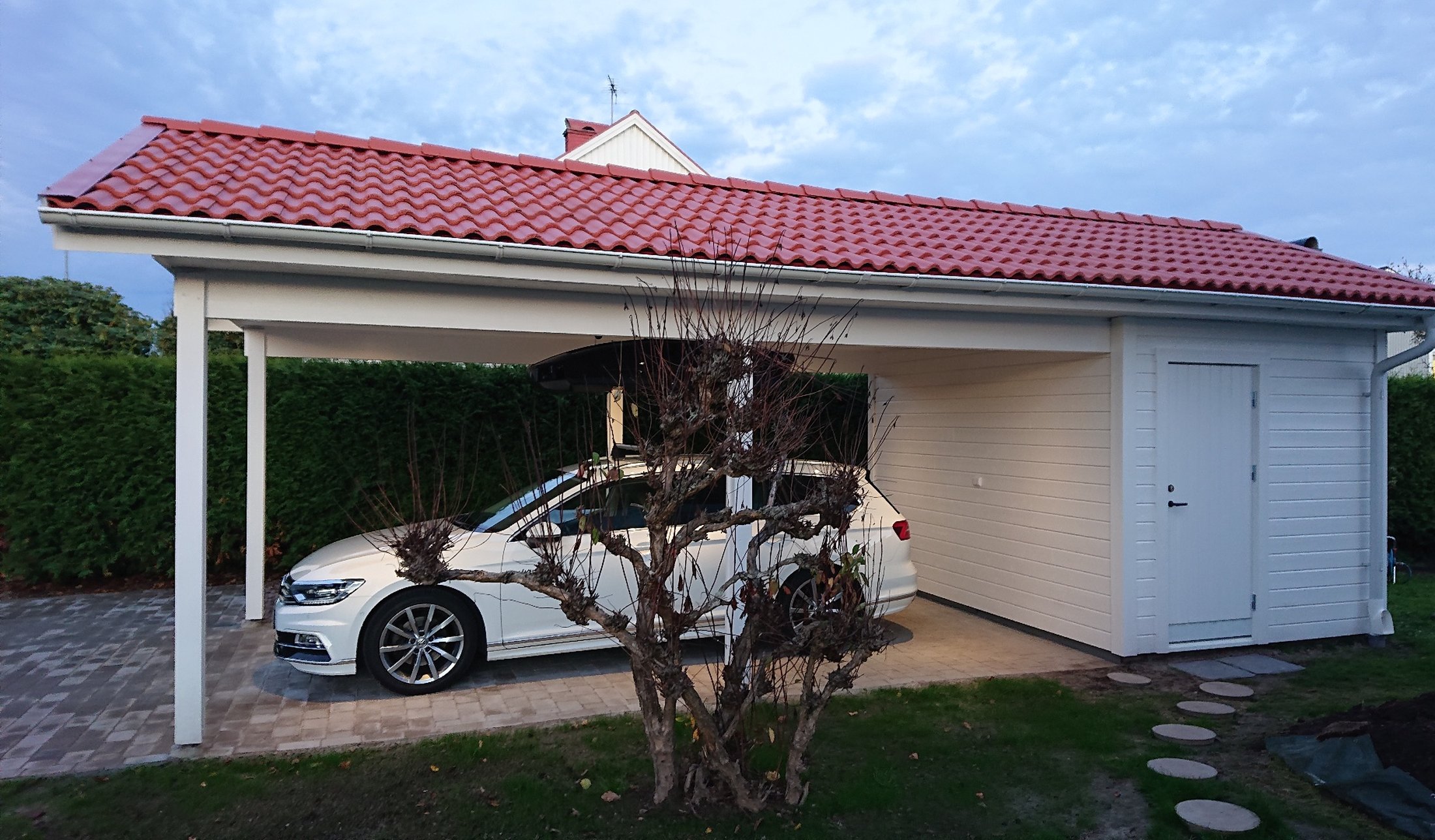 Carport med förråd