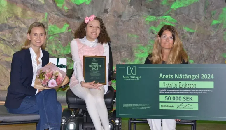 Natalie Eriksson tar emot sitt pris som årets Nätängel 2024 tillsammans med Sarah Hoff och Petra Lindskog.