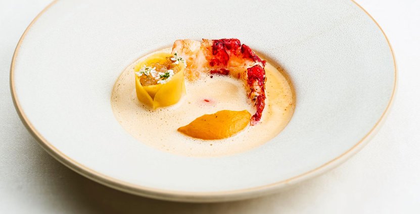 En av vinnarrätterna – confiterad hummer med smörad hummersås smaksatt med chili och en kryddig morotskräm, pumpa och citrus. Foto: Magnus Skoglöf