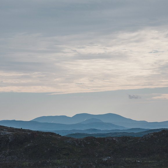 bergskonturer i fj&auml;rran