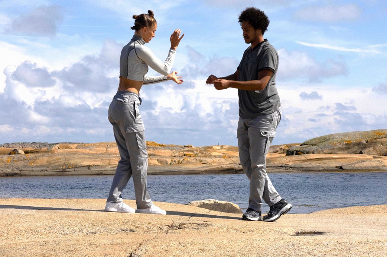 De två dansarna ur gruppen Land before time, dansar på klippor vid havet.