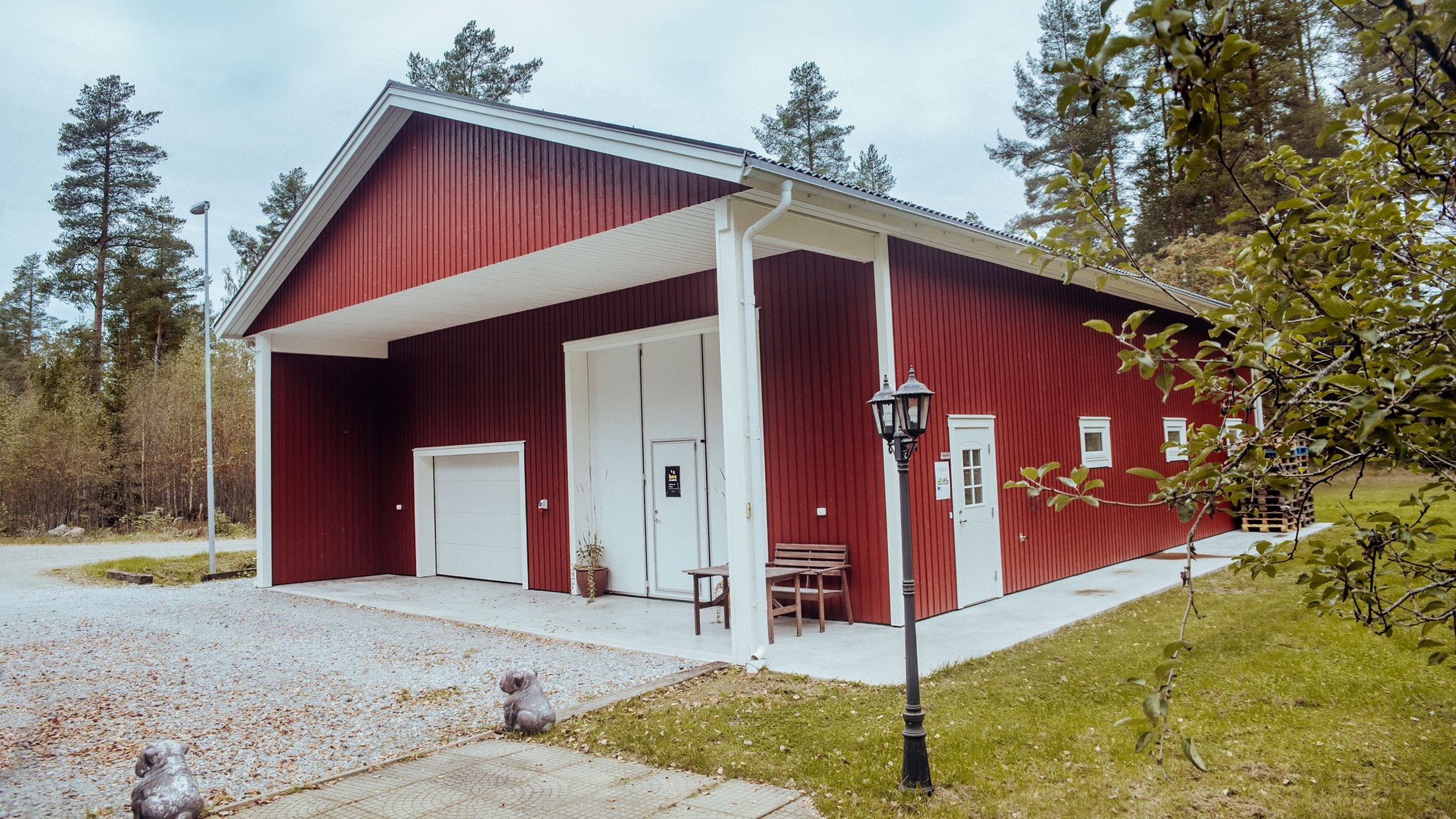 Maskinhall med extra takutsprång