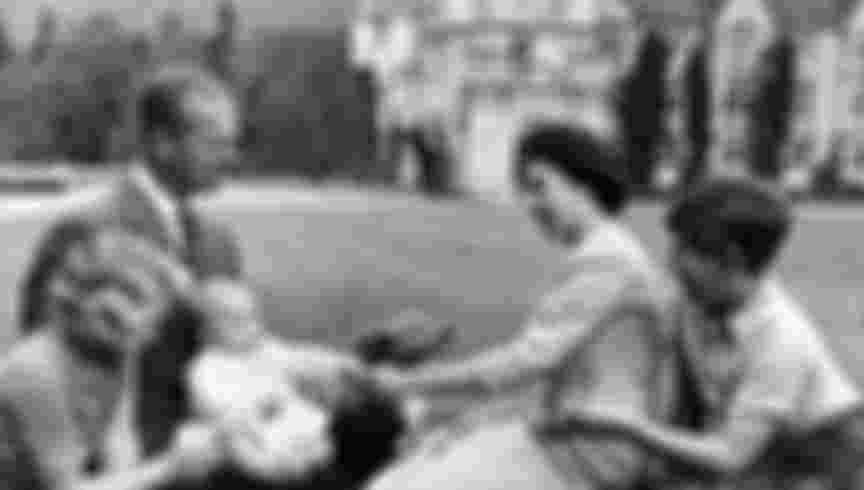 Queen Elizabeth II and her husband Prince Philip, Duke of Edinburgh, with their children Princess Anne, Prince Charles and Prince Andrew on his first holiday to Balmoral, 1960. Credit: Trinity Mirror / Mirrorpix / Alamy Stock Photo.