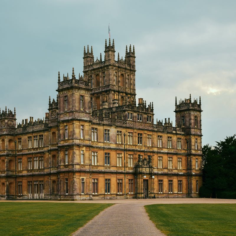 Kristallkronor, kravatter och krinoliner – 9 romaner för dig som älskar kostymdrama