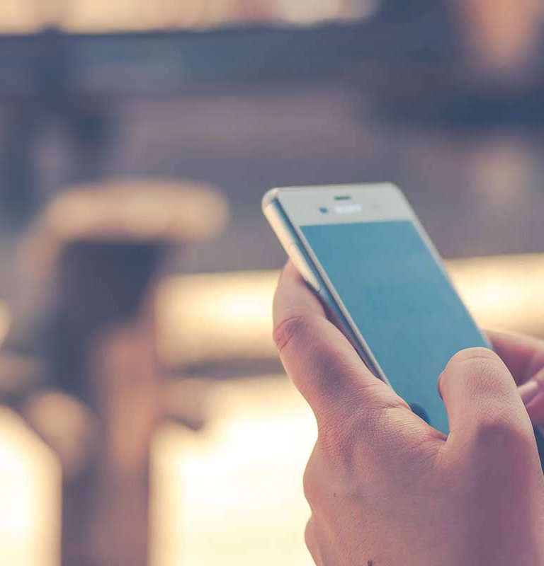  Ett botaniskt mönster med olika typer av gröna blad på en ljus bakgrund.