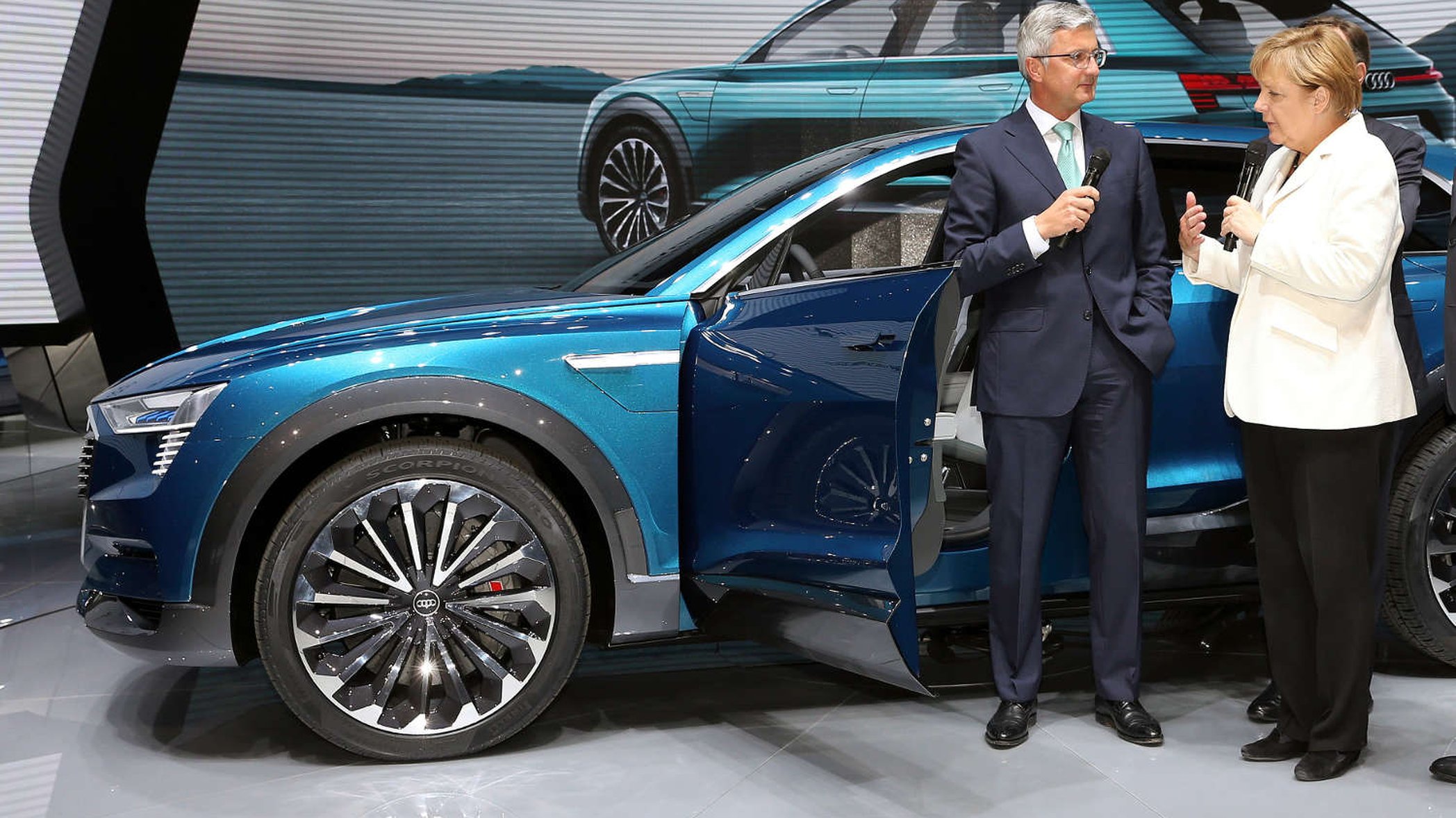 Audis vd Rupert Stadler visar förbundskansler Angela Merkel en konceptbil i samband med motormässan i Frankfurt. Foto: Audi