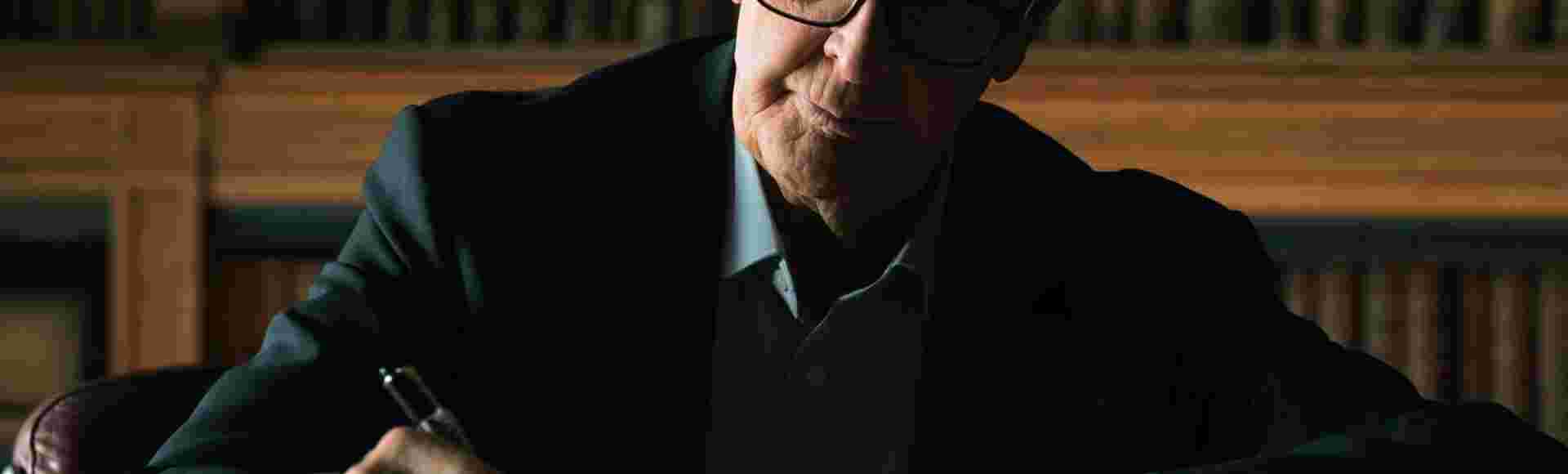 John le Carré in The Pigeon Tunnel (2023).