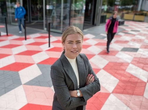 Cecilia Safaee, vd för Hemmaplan, vid Gottsunda Centrums nya markmålning. FOTO. Urban Andersson.