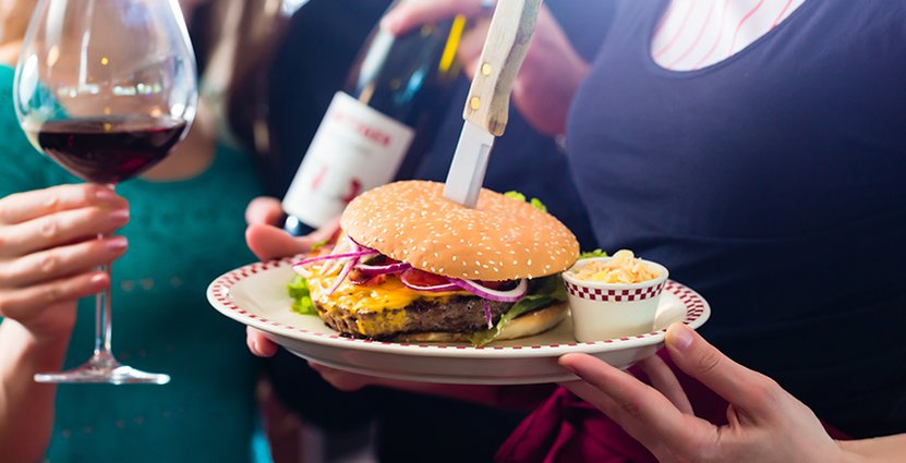 Restaurangindex visar bra försäljningsvolym hos svenska restauranger. Men företagarna själva är försiktigt inställd till sin lönsamhet. 