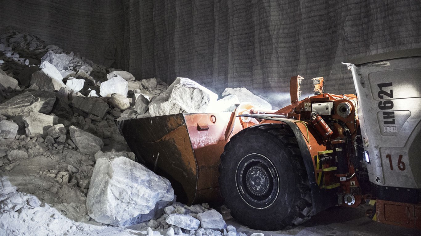 <p>Avec une capacité de godet de 14 m³, les chargeurs Sandvik LH621 permettent à la mine de Bernbourg de déplacer 21 tonnes de sel par godet.</p>
