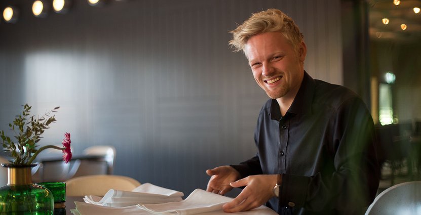 Mattias, en av våra hovmästare, som är fantastisk på värdskap och viner 