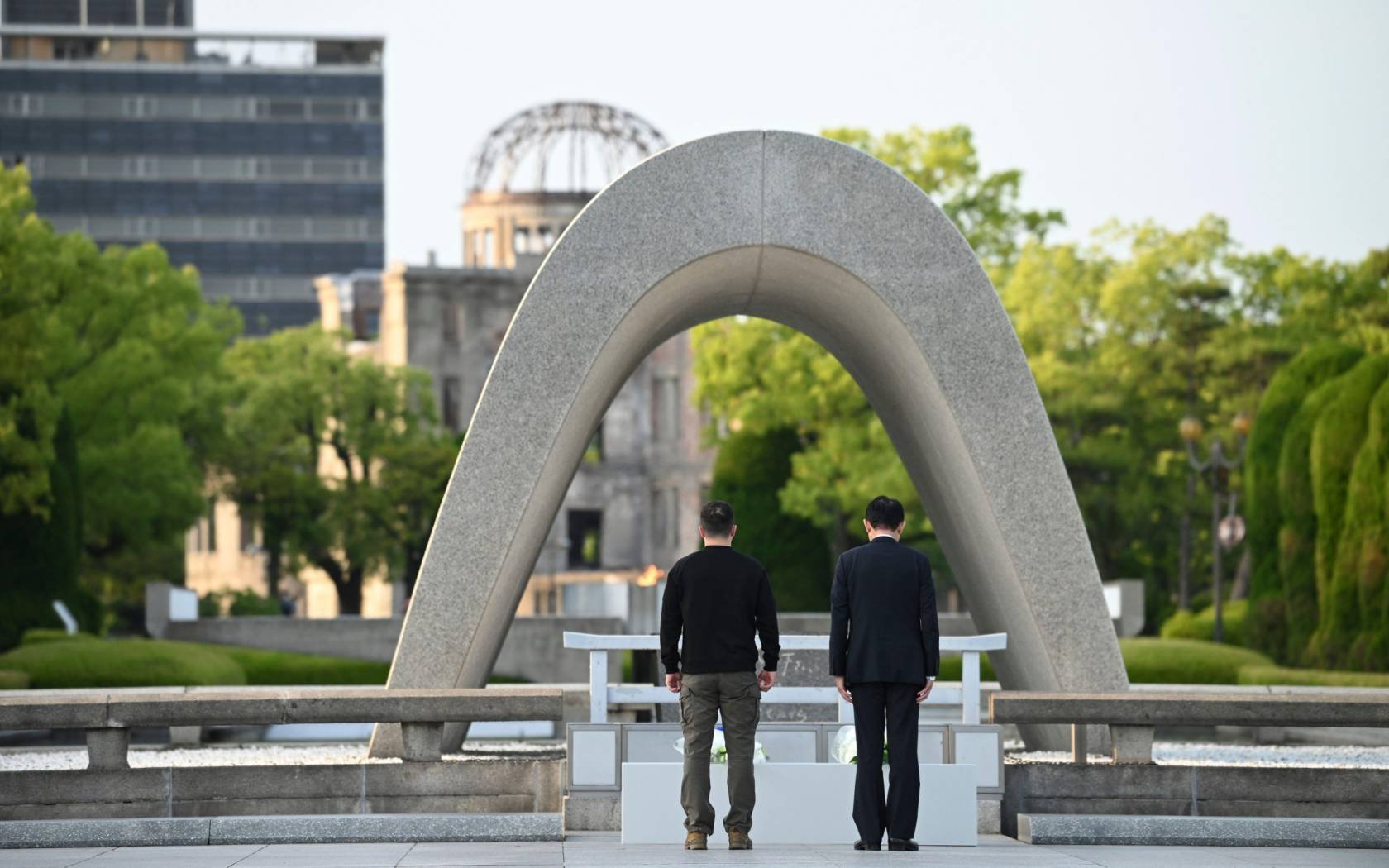 Volodymyr Zelenskyy and Fumio Kishida at the Hiroshima memorial, 21 May 2023.